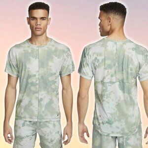 NIKE Dri-FIT Men’s All Over Print Short-Sleeve Yoga Shirt Size Medium Mica Green